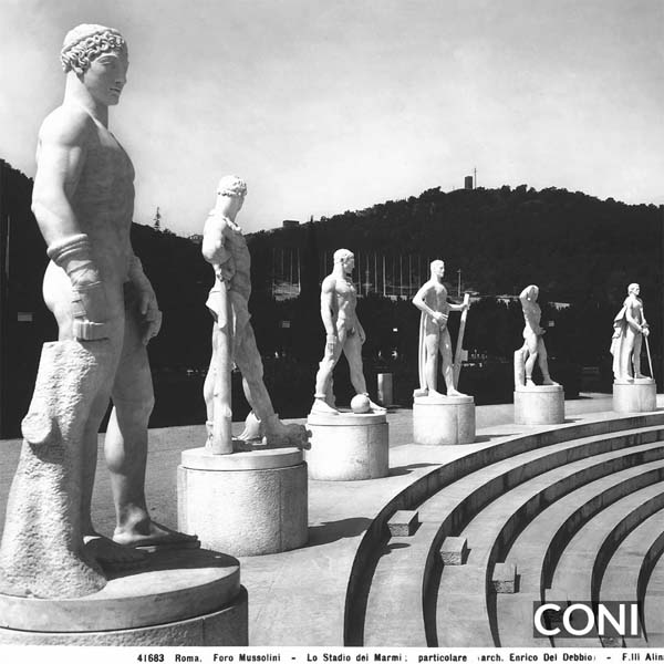 Parte delle gradinate sovrastate da statue, nel Foro Mussolini a Roma, nel Lazio. Opera di Enrico Del Debbio